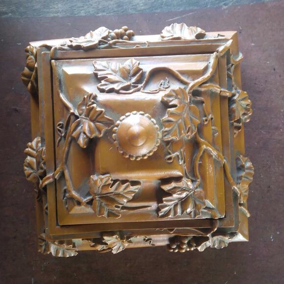 Stunning Intricately Sculpted Ornate Grape Vines Large Lidded Trinket Box - Picture 8 of 10